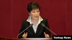 박근혜 한국 대통령이 지난 24일 국회 본회의장에서 2017년도 예산안 시정연설을 하고 있다. 박 대통령은 북한이 비핵화를 선택할 수밖에 없도록 강력한 압박을 가할 것이라고 말했다.