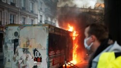 Vatra na jednoj pariskoj ulici za vreijme demonstracija protiv zakona o bezbjednosti za koji grupe za građanska prava kažu da zabranjuje objavljivanje snimaka policije na dužnosti. 