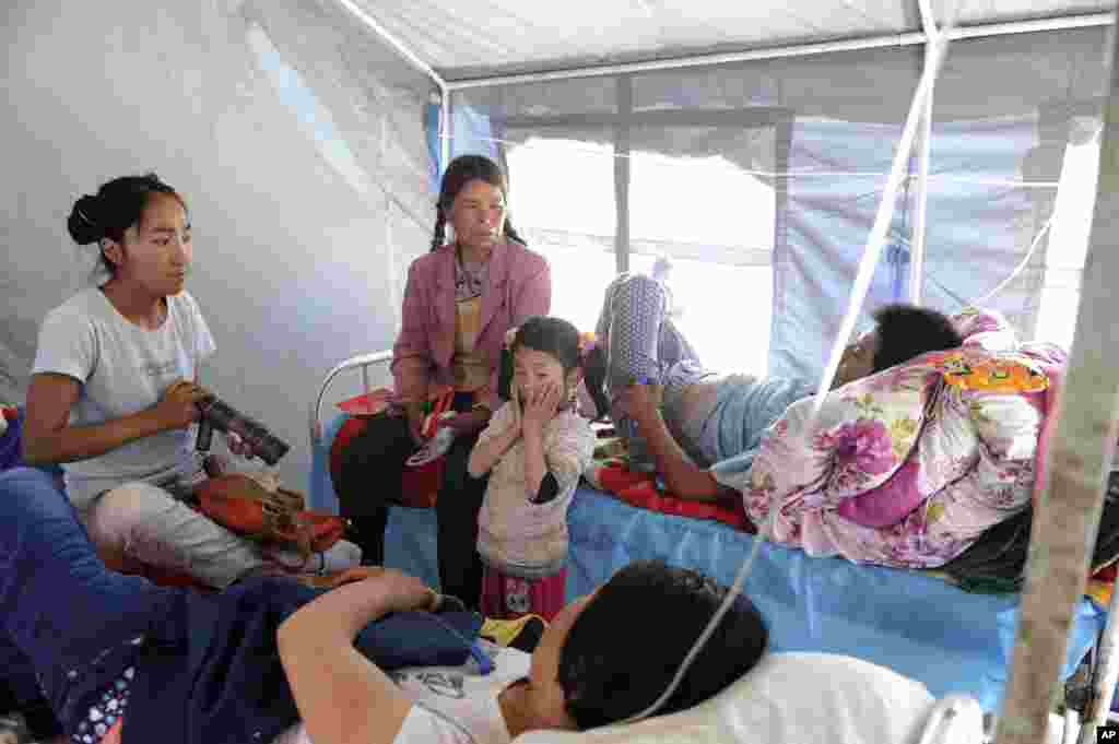 Residents injured in the earthquake receive medical treatment at a camp in Meichuan town in northwest China's Gansu province, July 22, 2013.