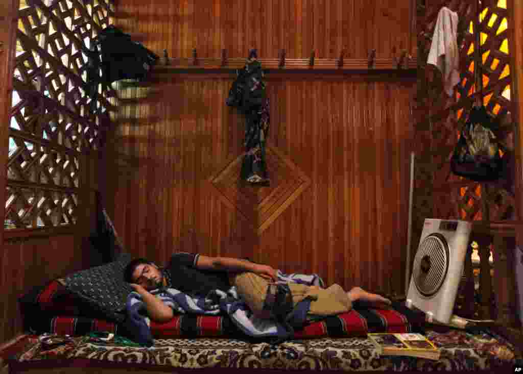 一名自由敘利亞軍戰鬥人員睡在阿勒頗古城露天市場的一處舊土耳其浴場內。浴場成為一個反政府武裝的據點（2012年9月24日）。