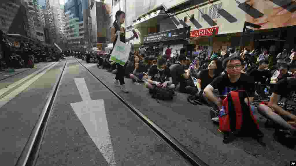 A volunteer distributes water at a sit-in protest in Hong Kong, Sept. 29, 2014. 