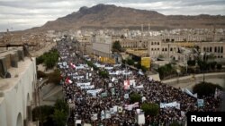 지난 17일 예멘 사나에서 후티 반군 지지세력이 거리 행진을 벌였다.