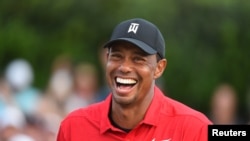 타이거 우즈 선수가 23일 미국 조지아주 애틀란타 이스트 레이크 골프 클럽에서 열린 미국프로골프(PGA) 투어 플레이오프 마지막 대회에서 승리한 후 환하게 웃고 있다. 사진 출처=ohn David Mercer 