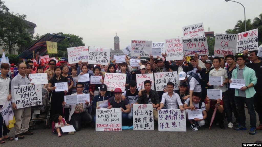 Lao động Việt Nam ở Đài Loan biểu tình phản đối công ty Formosa/Đài Loan về thảm họa cá chết miền Trung (Courtesy Photo) 