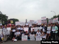 Công nhân Việt ở Đài Loan cầm biểu ngữ xuống đường biểu tình.