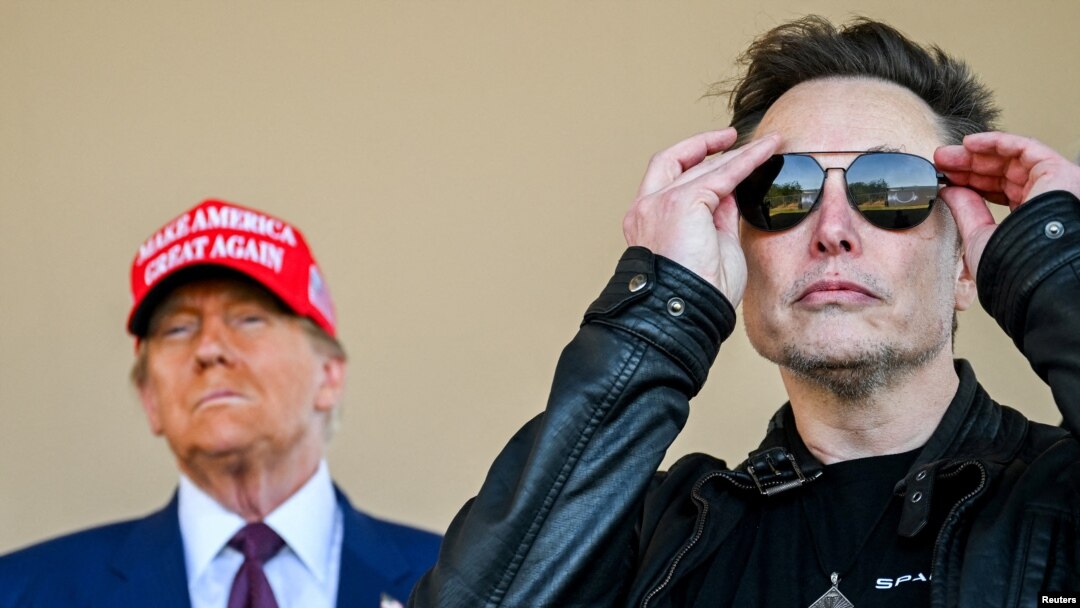 Donald Tramp Ilon Mask bilan "SpaceX" raketasi parvozini kuzatmoqda, Arxiv. 