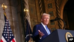 El presidente Donald Trump habla en Mar-a-Lago en Palm Beach, Florida, el 18 de febrero de 2025