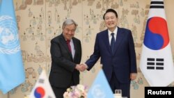 Tổng Thư ký LHQ Antonio Guterres (trái) gặp Tổng thống Hàn Quốc Yoon Suk-yeol ở Seoul.