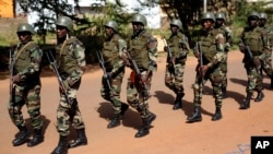 La garde présidentielle patrouille à Bamako. (AP Photo/Jerome Delay)