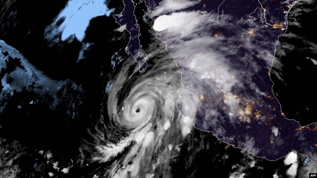Citra satelit RAMMB/NOAA yang diperoleh pada 19 Agustus 2020 ini menunjukkan Badai Genevieve bergerak menuju Baja California pada 19 Agustus 2020. (Foto: AFP)