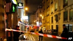 La policía mató al atacante, informaron autoridades. El ataque ocurrió cerca del teatro de la Ópera de París.