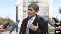 Ông Almazbek Atambayev nói chuyện với các nhà báo trong thủ đô Bishkek, hôm 31/10/11