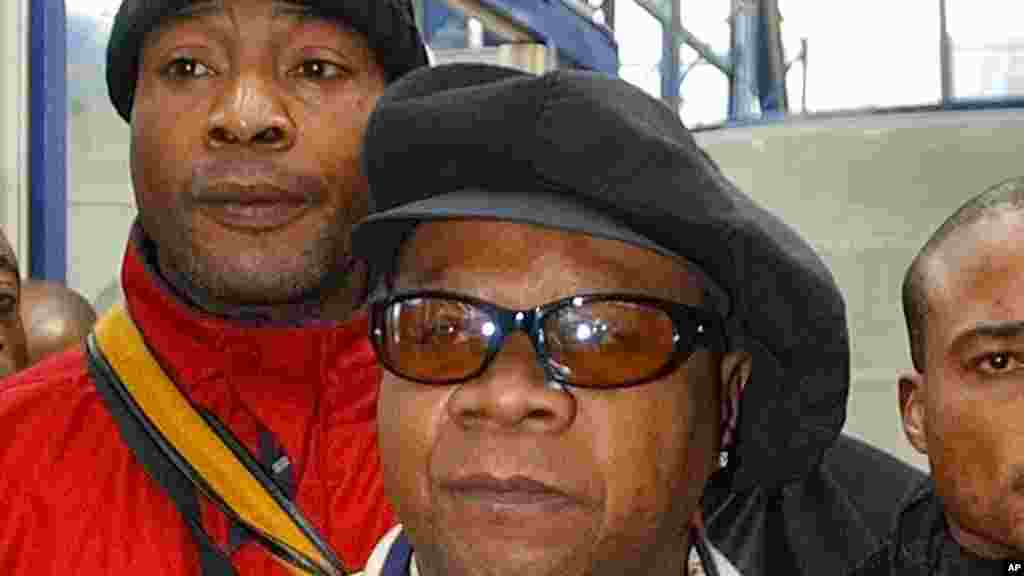 Papa Wemba a quitté le palais de justice libre après avoir été condamné à une peine de 30 mois, pour son implication avec un réseau d'immigration clandestine, le 17 novembre 2004.