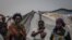 Des femmes discutent de l'état de la catastrophe du volcan Nyiragongo dans le camp de personnes déplacées de Kayembe, près de Goma, le 30 août 2021.