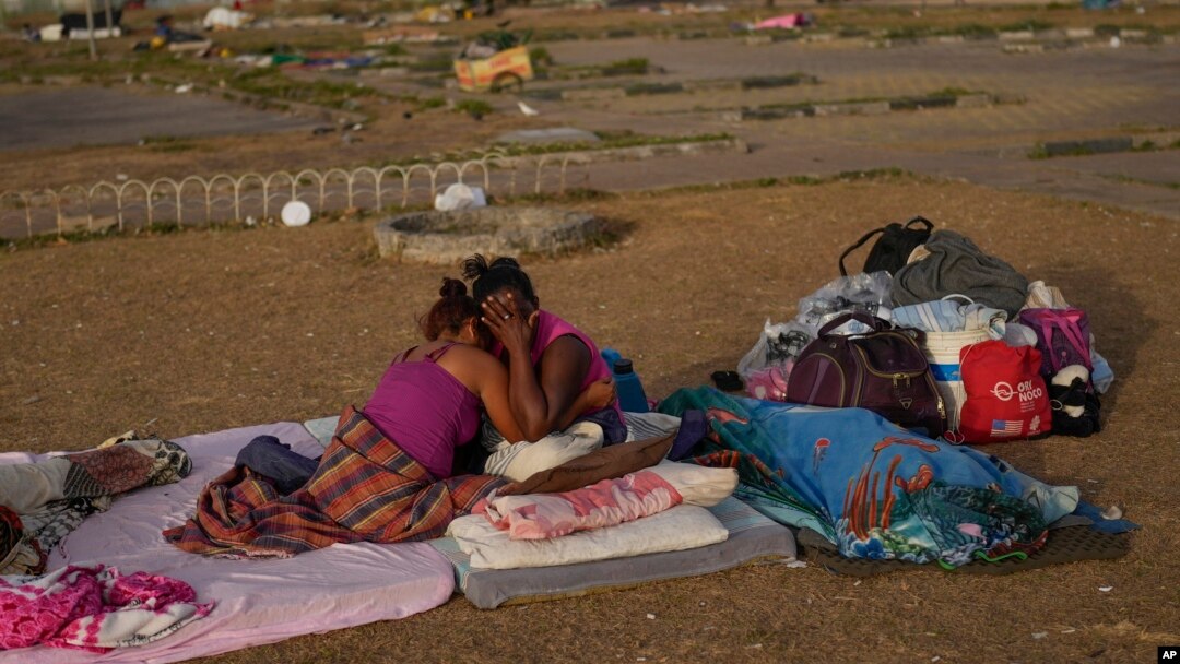 Migrantes venezolanos reunidos en el estado de Roraima, Brasil, el 7 de abril de 2023.