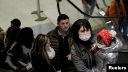 지난 23일 중국발 여객기를 타고 미국 시애틀-타코마 공항에 국제공항에 도착한 승객들이 마스크를 쓰고 있다. (자료사진)