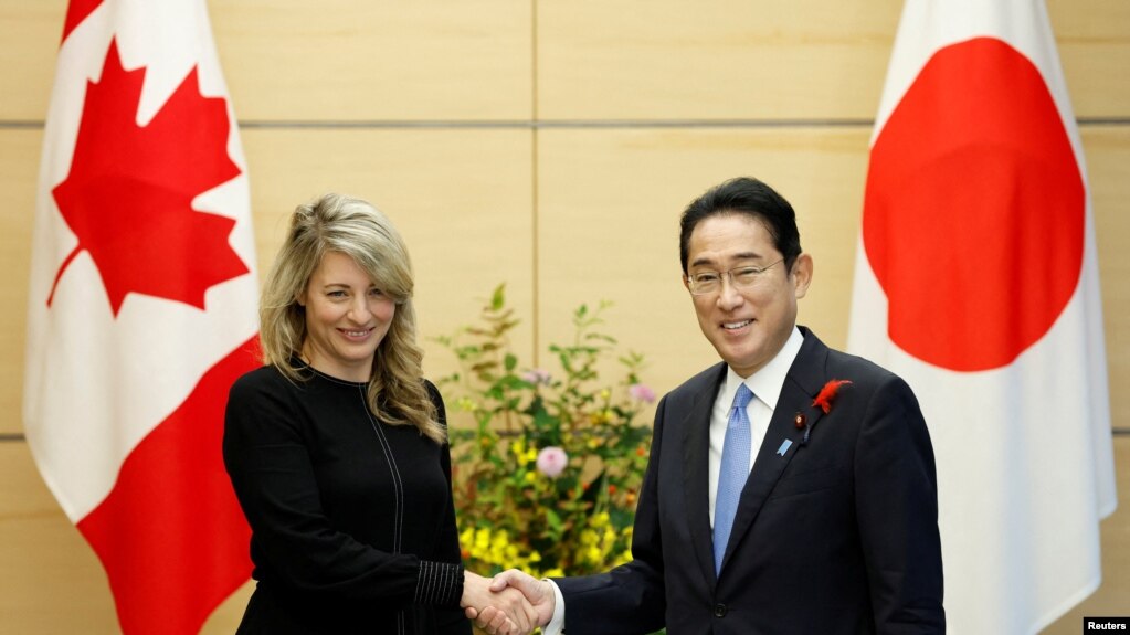 2022年10月13日，日本首相岸田文雄在东京会见来往的加拿大外长乔美兰。(photo:VOA)