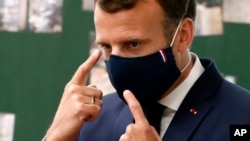 آرشیو - امانوئل مکرون با ماسک پارچه‌ای «ساخت فرانسه» - ماه مه ۲۰۲۰