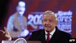 En la foto de la Presidencia de México se ve al presidente de ese país, Andrés Manuel López Obrador, durante una conferencia de prensa en el Palacio Nacional de la Ciudad de México, el 10 de enero de 2022.