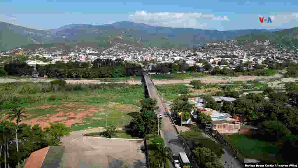 El puente Simón Bolívar es uno de los pasos entre Colombia y Venezuela, parte de la extensa frontera que comparten ambos países. 