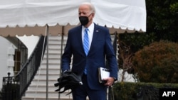 Presiden AS Joe Biden pergi meninggalkan Gedung Putih di Washington untuk menuju Delaware pada 27 Desember 2021. (Foto: AFP/Nicholas Kamm)