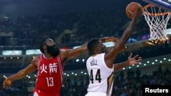 James Harden des Houston Rockets, à gauche, et Solomon Hill des New Orleans lors d'un match à Beijing, Chine, le 10 décembre 2016.