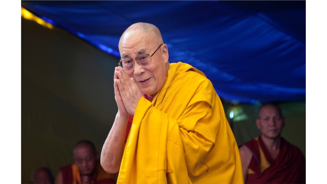 Pemimpin spiritual Tibet, Dalai Lama, menyapa umat saat ia tiba untuk memberikan ceramah agama di Sekolah Desa Anak-anak Tibet di Dharmsala, India. (AP)