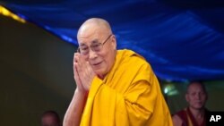 Arhiva - Tibetanski duhovni vođa Dalaj Lama pozdravlja hodočasnike nakon što je stigao kako bi održao religijski govor u Tibetanskoj školi za decu u Darmsali, Indija.