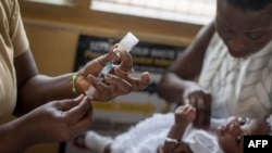 Un bébé reçoit le vaccin contre le paludisme Mosquirix (RTS,S) à la maternité de la polyclinique Ewin à Cape Coast, Ghana, le 30 avril 2019.