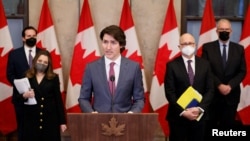 쥐스탱 트뤼도(가운데) 캐나다 총리가 14일 수도 오타와에서 기자회견하고 있다. 