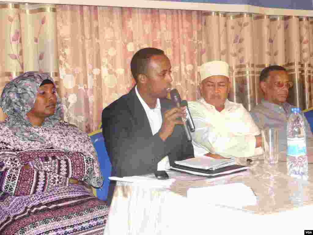 Laanta Af-Soomaaliga ee VOA oo "Kulan Dadweyne" oo looga hadlayo Dhalinyarada iyo Tahriibka ku qabatay magaalda Hargeysa, June 14, 2013.