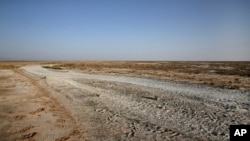 资料照片：伊朗西南部河流的干枯情况（2018年7月10日）
