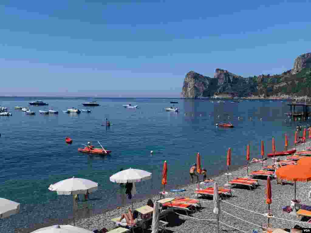 A beach at Marina del Cantone (Sabina Castelfranco/VOA)