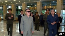 Ким Чен Ир (в центре)