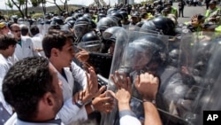 Protes anti pemerintah di ibukota Caracas, Venezuela (10/3). 