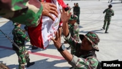 Soldiers unload relief supplies from a military aircraft for earthquake and tsunami victims at Mutiara Sis Al Jufri Airport in Palu, central Sulawesi, Indonesia, Oct. 3, 2018.