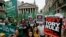 Manifestantes reunidos frente al Banco de Inglaterra en Londres, durante una protesta contra el gobierno conservador.