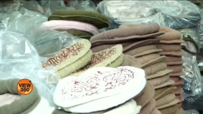 چترال کی روایتی ٹوپی 'کپھوڑ' گاہکوں کی منتظر چترال کی روایتی ٹوپی 'کپھوڑ' گاہکوں کی منتظر