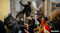 一月六日，冲击国会大厦的支持特朗普总统的抗议者。