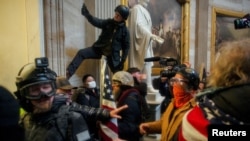 Pengunjuk rasa pro-Trump menyerbu Capitol AS untuk memperebutkan sertifikasi hasil pemilihan presiden AS 2020 oleh Kongres AS, di Gedung Capitol AS di Washington, 6 Januari 2021. (Foto: Reuters)