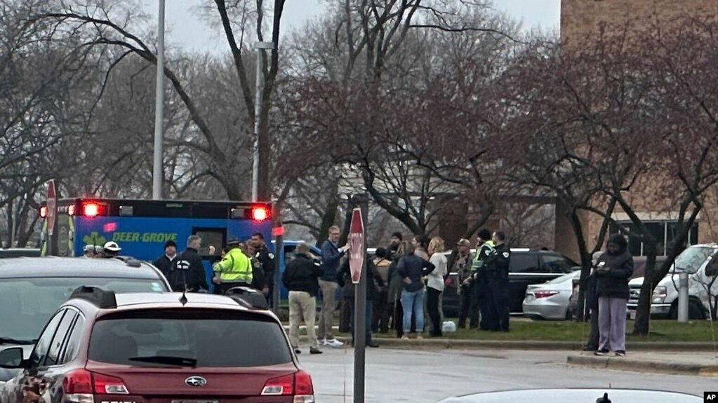 Makinat e ekipeve të emergjencave dhe prindërit përpara shkollës në Madison, Wisconsin