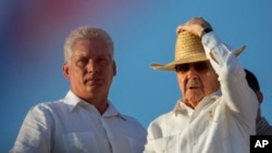 El presidente cubano Miguel Díaz-Canel, entonces vicepresidente del gobierno, y el hoy exmandatario Raúl Castro, comparten durante un acto oficial celebrado el 1 de mayo de 2016.