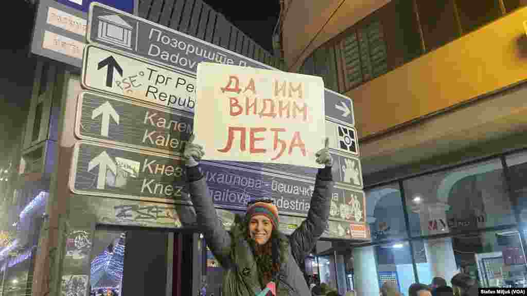 Na beogradskom Trgu Slavija u nedelju 22. decembra održan je veliki antivladin protest studenata i građana koji traže odgovornost za pad nadstrešnice železničke stanice u Novom Sadu 1. novembra i pogibije petnaestoro ljudi (Foto: VOA/Stefan Miljuš)