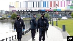 Policías rusos patrullan las calles de Moscú en medio de las fuertes restricciones por la pandemia de coronavirus.