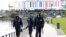 Policías rusos patrullan las calles de Moscú en medio de las fuertes restricciones por la pandemia de coronavirus.