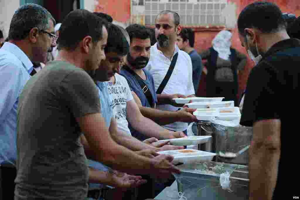 The Confederation of Public Workers' Unions of Turkey organized a large outdoor iftar dinner in Sur, Diyarbakir, Turkey, June 6, 2017. (Mahmut Bozarslan/VOA)