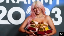 ARCHIVO - La cantante colombiana Karol G posa con premios durante los Latin Grammy en Sevilla, España, el 16 de noviembre de 2023.