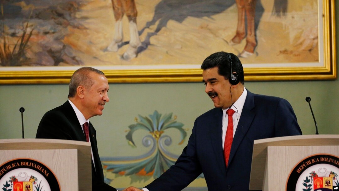 Presiden Venezuela Nicolas Maduro (kanan) berjabat atngan dengan Presiden Turki Recep Tayyip Erdogan di Istana Presiden Miraflores, Caracas, Venezuela, 3 Desember 2018. (Foto: dok)