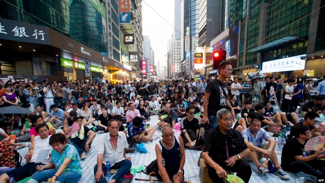 Prodemokratski demonstranti okupljaju se u četvrti Hong Konga Mong Kok, 30. septembra 2014. 