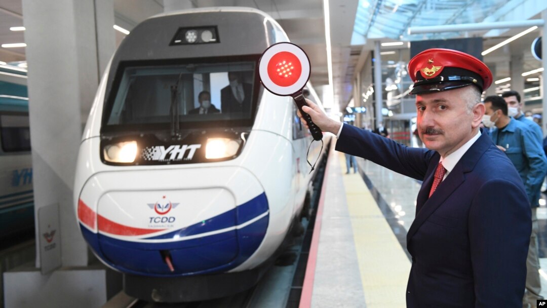 Menteri Transportasi Turki, Adil Karaismailoglu berpose saat sebuah kereta diberangkatkan dari stasiun kereta api Ankara, menuju ke Istanbul, Turki, Kamis, 28 Mei 2020. (Transportation Ministry via AP )